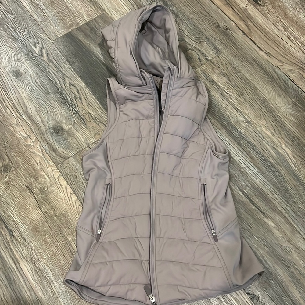 Lululemon extra mile vest size 4 in new no tags condition light grey